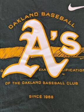 NWT Nike Oakland Athletics Green Long Sleeved T-Shirt Small (0892)